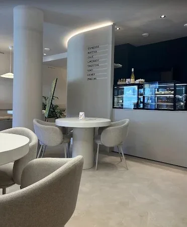 Interiér Sakura Café s barem a oblou stěnou